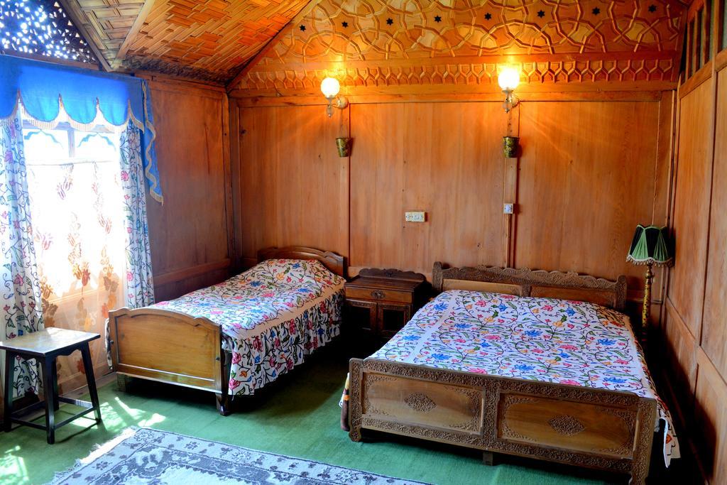 Hotel Kings Houseboats Srīnagar Pokoj fotografie