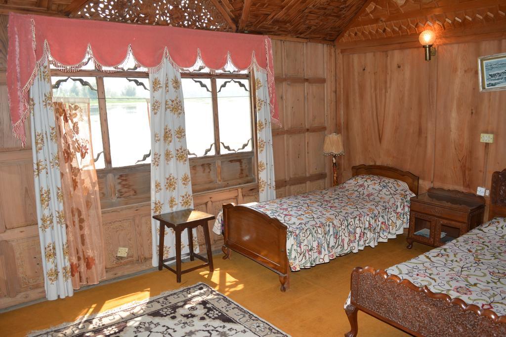 Hotel Kings Houseboats Srīnagar Pokoj fotografie